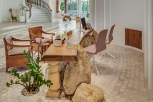 Ein Sitzbereich in der Unterkunft Ampersand Resort