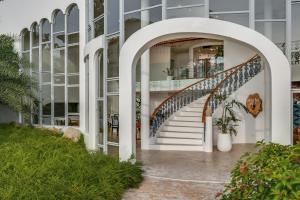 Eine Fassade oder ein Eingang zu Ampersand Resort