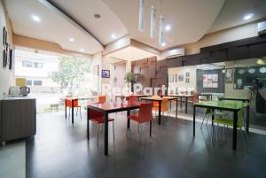 Kuchyň nebo kuchyňský kout v ubytování Tirta Mansion Lippo Karawaci Mitra RedDoorz