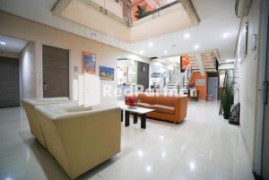 Posezení v ubytování Tirta Mansion Lippo Karawaci Mitra RedDoorz