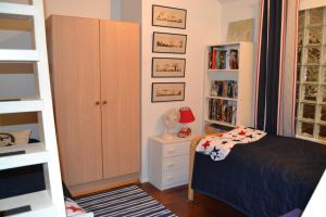 a bedroom with a bed and a book shelf at Villa Linnunlaulu in Löparö