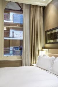 Postel nebo postele na pokoji v ubytování InterContinental Melbourne The Rialto by IHG