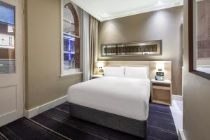 Postel nebo postele na pokoji v ubytování InterContinental Melbourne The Rialto by IHG
