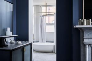 バララットにあるHotel Vera Ballaratのバスルーム(バスタブ付)、窓が備わります。