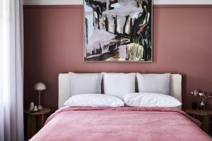 Un dormitorio con una cama con una pintura encima. en Hotel Vera Ballarat en Ballarat