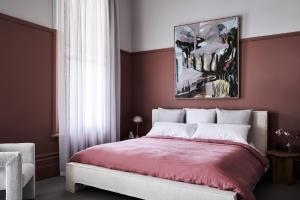 Tempat tidur dalam kamar di Hotel Vera Ballarat