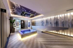a hallway with a tub in the middle of a building at Hotel Cocoon -Urban Luxury- 