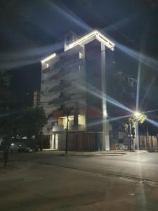 un edificio alto con luces en el lateral de una calle en Edificio CALA, en San Bernardo