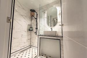Koupelna v ubytování Narawad Boutique Hotel