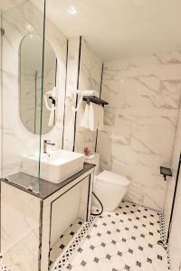 Koupelna v ubytování Narawad Boutique Hotel