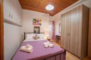 a bedroom with a bed with towels on it at Key to Sunset in Angón