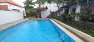 ein Swimmingpool vor einem Haus in der Unterkunft Hotel My New Lovina in Lovina