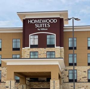 un edificio con un letrero que lee suites de madera de mampostería en Homewood Suites By Hilton Oklahoma City Quail Springs, en Oklahoma City