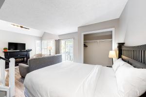 Un pat sau paturi într-o cameră la Condo 916 at North Creek Resort +17 fotografii