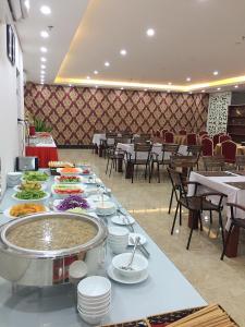 uma mesa com pratos de comida num restaurante em Pusan Halong Hotel em Ha Long