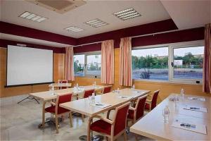 Zaplecze biznesowe lub konferencyjne w obiekcie Holiday Inn Express Alcobendas by IHG