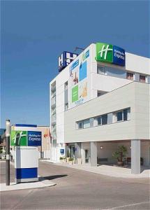 duży budynek z napisem na boku w obiekcie Holiday Inn Express Alcobendas by IHG w mieście Alcobendas