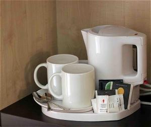 Zestaw do parzenia kawy i herbaty w obiekcie Holiday Inn Express Alcobendas by IHG
