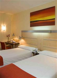 Łóżko lub łóżka w pokoju w obiekcie Holiday Inn Express Alcobendas by IHG