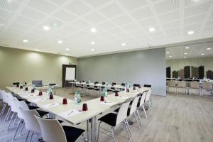 Zona business o sala conferenze di Golden Tulip Avignon Le Paradou