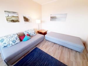 een woonkamer met een bank en een blauw tapijt bij Ferienpark B10-002 Ferienpark in Heiligenhafen
