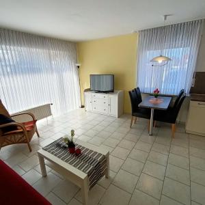 sala de estar con sofá y mesa en Ferienwohnung Ida, en Norddeich