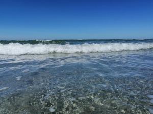 un grupo de olas rompiendo en el océano en Ferienwohnung Ida, en Norddeich