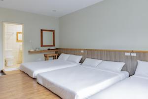 綠島鄉的住宿－星月屋渡假山莊，配有镜子的客房内的2张白色床