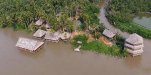 una vista aérea de una isla en un río en Bungalow - Homestay LÀNG BÈ en Ben Tre