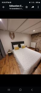 1 dormitorio con 1 cama blanca grande en una habitación en Le Cocon d'Hanna, en Bagnols-sur-Cèze