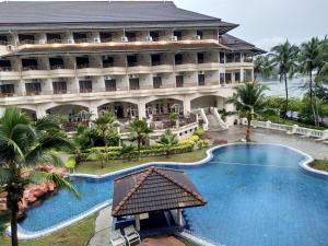uma vista aérea de um resort com uma piscina em The Orient Star Resort Lumut em Lumut
