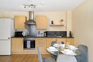 Η κουζίνα ή μικρή κουζίνα στο Fully Furnished 2 BR Flat with Free Parking