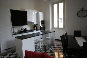 eine Küche mit einer schwarzen Arbeitsplatte und einem Tisch in der Unterkunft Irene's Home The Residence in Rom