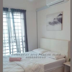 @Sentrovue Homestay AFIQ near UiTM/Hosp PuncakAlam في كوالا سيلانجور: غرفة نوم بسرير مع صورة على الحائط
