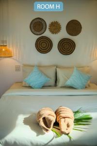 ein Schlafzimmer mit einem Bett mit zwei Handtüchern darauf in der Unterkunft Siam Beach Resort Koh Kood in Ko Kood