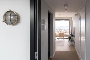 un corridoio con porta che conduce a un soggiorno di Suite Portus - Design apartment by the sea a Hanko