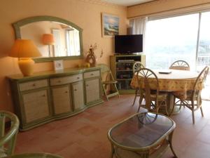 ル・ラヴァンドゥーにあるAppartement Le Lavandou, 2 pièces, 4 personnes - FR-1-308-13のダイニングルーム(テーブル、鏡付)