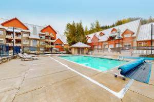 uma piscina vazia num complexo de apartamentos em Lake Placid Coach House 17 em Whistler