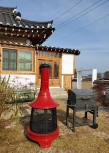 una barbacoa y una parrilla frente a una casa en Stay Gyeongju, en Gyeongju