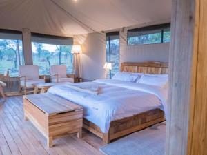 Ein Bett oder Betten in einem Zimmer der Unterkunft Serengeti Kifaru Tented Lodge
