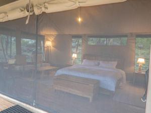 Un ou plusieurs lits dans un hébergement de l'établissement Serengeti Kifaru Tented Lodge