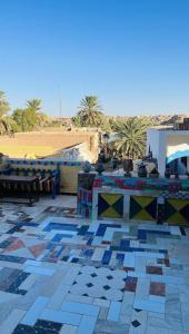Lawanda Nubian House في أسوان: فناء مع طاولة وإطلالة على الشاطئ