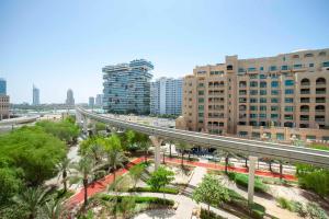 widok na autostradę w mieście z budynkami w obiekcie Lux Living on Palm Jumeirah With Beach Access & Complimentary Golf w Dubaju