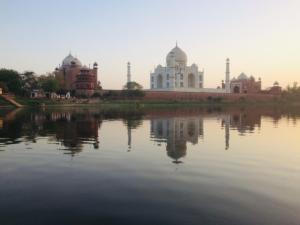 - une vue sur le taj mahal de l'autre côté de l'eau dans l'établissement The Taj Homes, à Agra