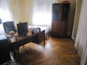 TV a/nebo společenská místnost v ubytování Chambres Privatives Chez l'Habitant