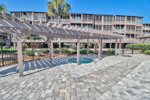 een patio met een luifel voor een gebouw bij Beach &nightlife 3BR/2.5 BA service dog friendly in Myrtle Beach