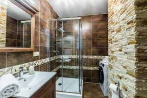 bagno con lavandino e doccia di Domek u Wawrytki a Zakopane