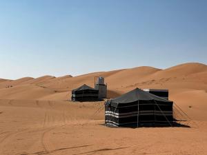 een groep tenten in de woestijn bij Moon Light Camp in Badīyah
