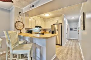 een keuken met witte kasten en een aanrecht met een klok bij Beach &nightlife 3BR/2.5 BA service dog friendly in Myrtle Beach