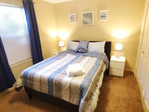sypialnia z łóżkiem z niebiesko-białym kocem w obiekcie The Eclectic. Entire Apartment w mieście Anderson